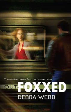 Debra Webb Out-Foxxed обложка книги