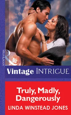 Linda Jones Truly, Madly, Dangerously обложка книги