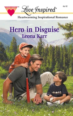 Leona Karr Hero In Disguise обложка книги