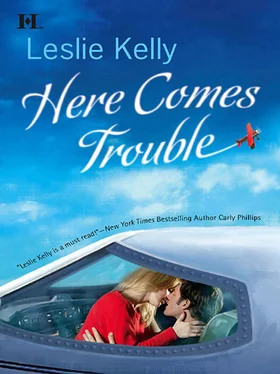 Leslie Kelly Here Comes Trouble обложка книги