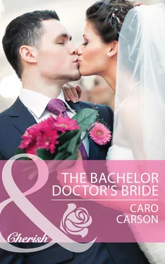 Caro Carson The Bachelor Doctor's Bride обложка книги