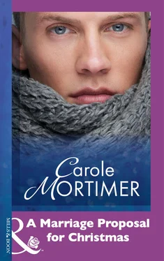 Carole Mortimer A Marriage Proposal For Christmas обложка книги