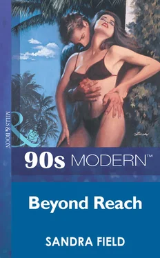 Sandra Field Beyond Reach обложка книги