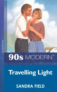 Sandra Field Travelling Light обложка книги