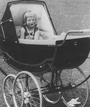 Маленькая леди Диана Спенсер в коляске Паркхаус Сандрингем Норфолк 1963 г - фото 5