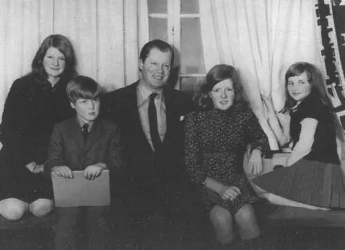 Семья Спенсер в Олторпе Слева направо леди Сара Спенсер Чарльз Спенсер - фото 11