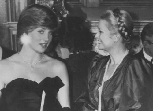 Леди Диана Спенсер и княгиня Монако Грейс Келли на балу в Голдсмитхолле 9 - фото 13