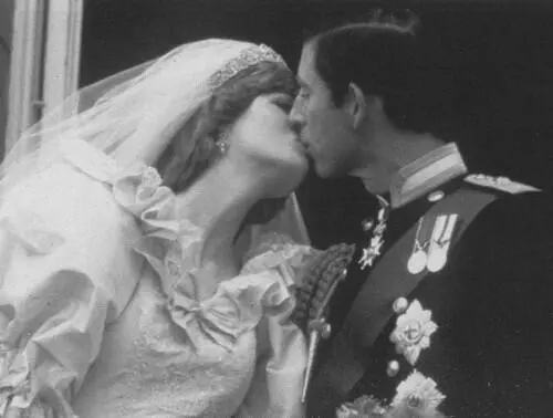 Свадебный поцелуй принца Чарльза и принцессы Дианы на балконе Букингемского - фото 15