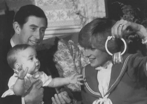 Принц Чарльз и принцесса Диана играют с сыном принцем Уильямом во время - фото 16
