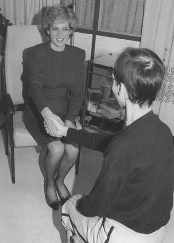Принцесса Диана пожимает руку пациенту больному СПИДом Лондон9 апреля 1987 - фото 20