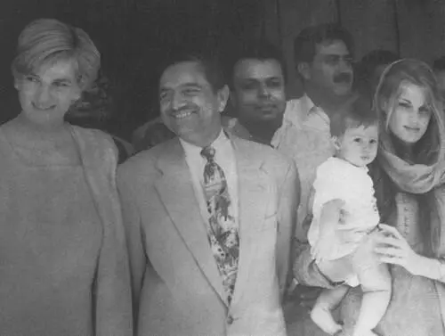 Принцесса Диана слева Мухаммад Икбал Гуджар и Джемайма Хан в Пакистане 1996 - фото 26