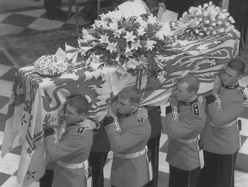 Гвардейцы несут гроб с телом принцессы Дианы 1997 г Принц Чарльз с сыновьями - фото 32