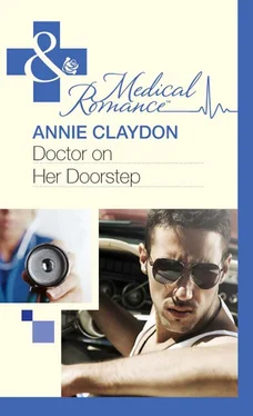 Annie Claydon Doctor On Her Doorstep обложка книги