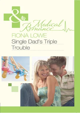 Fiona Lowe Single Dad's Triple Trouble обложка книги