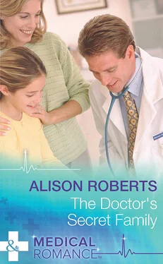 Alison Roberts The Doctor's Secret Family обложка книги
