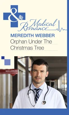 Meredith Webber Orphan Under the Christmas Tree обложка книги