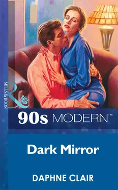 Daphne Clair Dark Mirror обложка книги