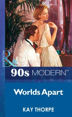 Kay Thorpe Worlds Apart обложка книги