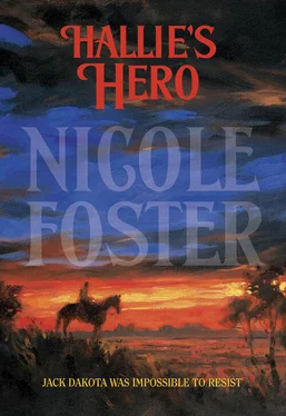 Nicole Foster Hallie's Hero обложка книги