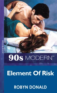 Robyn Donald Element Of Risk обложка книги
