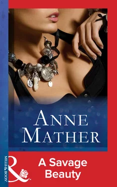 Anne Mather A Savage Beauty обложка книги