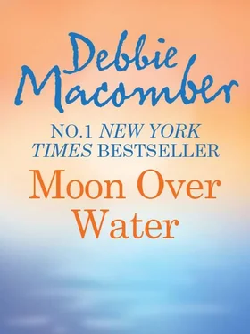 Debbie Macomber Moon Over Water обложка книги