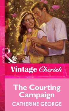 CATHERINE GEORGE The Courting Campaign обложка книги