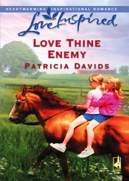 Patricia Davids Love Thine Enemy обложка книги