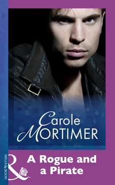 Carole Mortimer A Rogue And A Pirate обложка книги