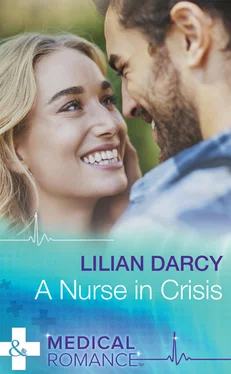 Lilian Darcy A Nurse In Crisis обложка книги