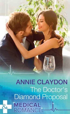 Annie Claydon The Doctor's Diamond Proposal обложка книги