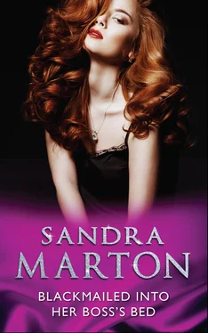 Sandra Marton Blackmailed Into Her Boss’s Bed обложка книги