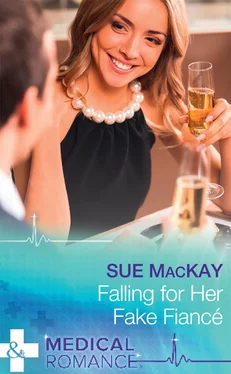Sue MacKay Falling For Her Fake Fiancé обложка книги