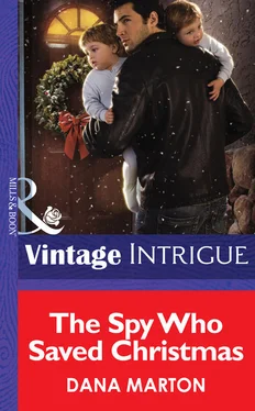 Dana Marton The Spy Who Saved Christmas обложка книги