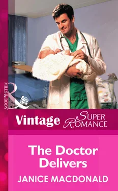 Janice Macdonald The Doctor Delivers обложка книги