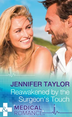 Jennifer Taylor Reawakened By The Surgeon's Touch обложка книги