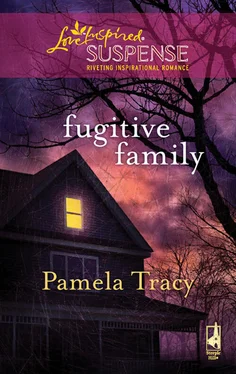 Pamela Tracy Fugitive Family обложка книги