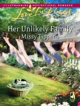 Missy Tippens Her Unlikely Family обложка книги