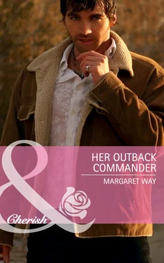 Margaret Way Her Outback Commander обложка книги
