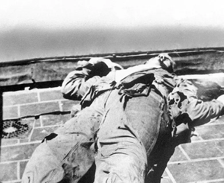 Полицейский снимок тела Чарльза Уитмена после того как в 1966 г он открыл - фото 11