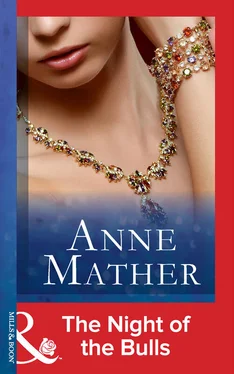 Anne Mather The Night Of The Bulls обложка книги