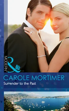 Carole Mortimer Surrender to the Past обложка книги