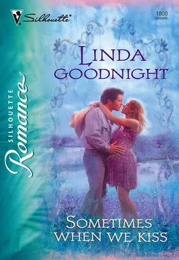 Linda Goodnight Sometimes When We Kiss обложка книги