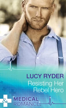 Lucy Ryder Resisting Her Rebel Hero обложка книги