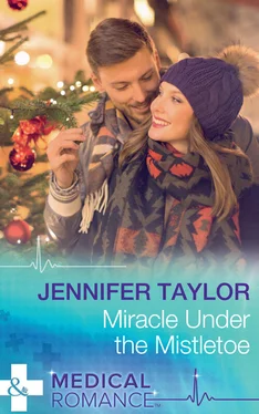 Jennifer Taylor Miracle Under The Mistletoe обложка книги
