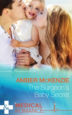 Amber McKenzie The Surgeon's Baby Secret обложка книги