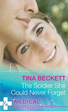 Tina Beckett The Soldier She Could Never Forget обложка книги