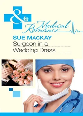 Sue MacKay Surgeon in a Wedding Dress обложка книги