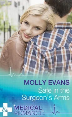 Molly Evans Safe In The Surgeon's Arms обложка книги