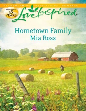 Mia Ross Hometown Family обложка книги